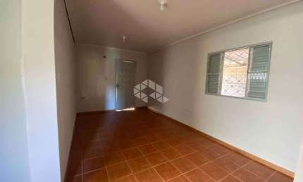 Casa plana com 2 dormitórios, sala, 1 banheiros 1 vaga para automóvel.