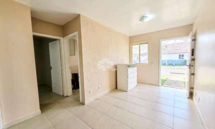 Casa em condomínio fechado, infraestrutura completa, bairro São Luiz, Canoas. 2 dormitórios, semimobiliada, pátio com churrasqueira, 2 vagas cobertas
