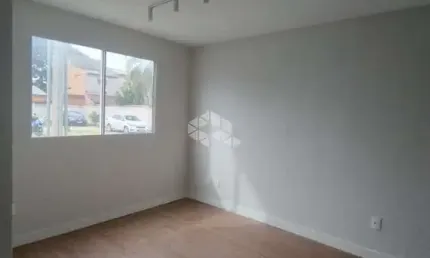 Apartamento térreo semi mobiliado de 2 quartos bem localizado na restinga