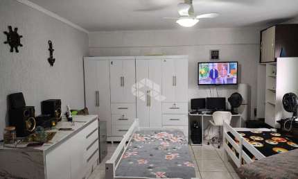 KITNET NA PRAIA. SALA LIVING, WC SOCIAL, 01 VAGA DE GARAGEM, 33,50 M² ÁREA ÚTIL. MARACANÃ, PRAIA GRANDE SP.