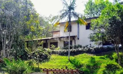 Casa a venda na Granja Vianna em condomínio seguro com portaria 24h, 260 m2