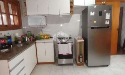Apartamento, Bairro Medianeira, 3 dormitórios, sala de estar com sacada, cozinha, area de serviço, 1 banheiro, 1 vaga.