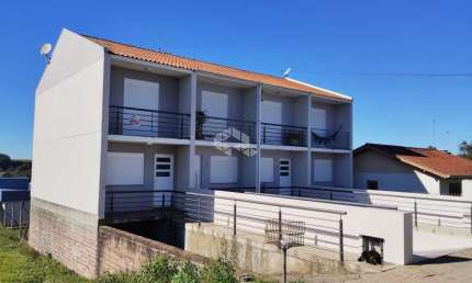 Triplex localizado no bairro Monte Verde, com quintal nos fundos