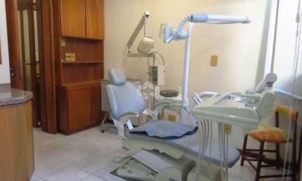 Sala comercial, equipada e mobiliada como consultório odontológico, 38m2prvs., com 1 vaga coberta, no bairro Bom Fim, em Porto Alegre/RS