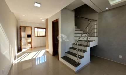 Casa sobrado 2 dormitórios 2 suítes / pátio e churrasqueira