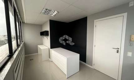 SALA COMERCIAL MOBILIADA COM VISTA PARA O MAR NO ESTREITO