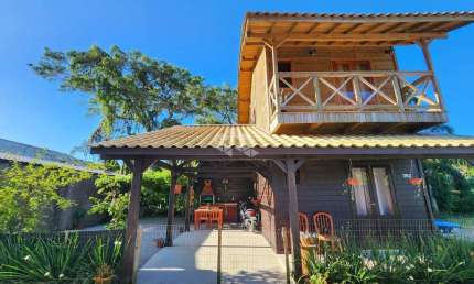 CASA DE MADEIRA COM SUÍTE E CHURRASQUEIRA A POUCOS MINUTOS DA PRAIA DO MORRO DAS PEDRAS FLORIANÓPOLIS