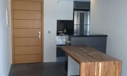 Apartamento de 02 dormitórios  semimobiliado com infra e garagem ao lado da PUC no Petrópolis