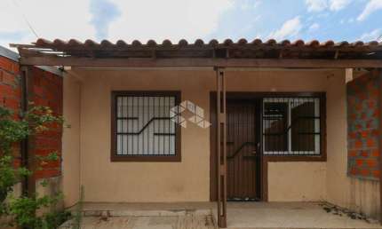 Casa 1 dormitório ,1 vaga, pátio na frente e fundos....