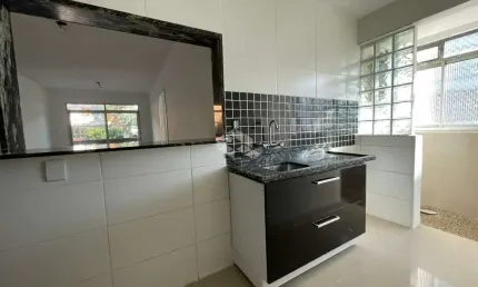Apartamento com 2 dormitórios, sacada, garagem escriturada - Bairro Tristeza