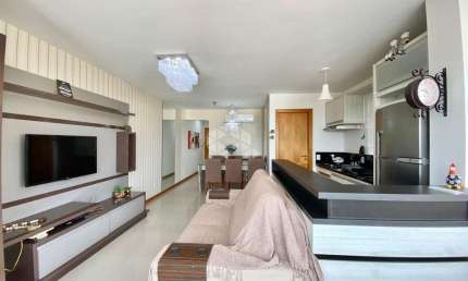 Apartamento à venda no Centro de Capão da Canoa com 2 quartos (1 suíte), mobiliado, ventilado com 2 vagas e a  apenas 2 quadras do mar