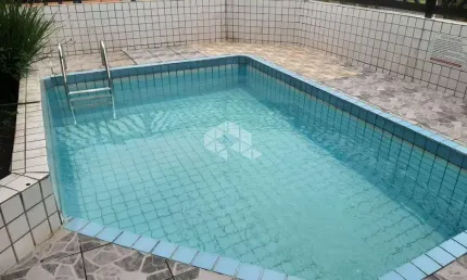 Apartamento c/ quintal no térreo, contendo 01 dormitório, prédio com piscina e a poucas quadras da praia da ocian. praia grande sp.