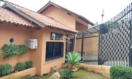 Casa em condomínio na Zona Sul de Porto Alegre com 3 dormitórios e 2 vagas de garagem
