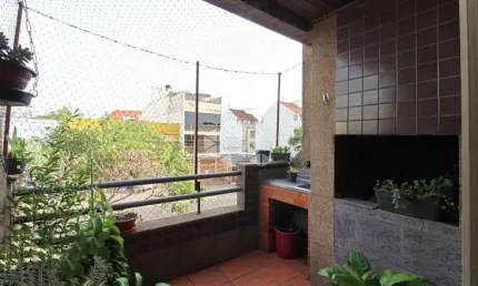 Apartamento com sacada e churrasqueira e vaga coberta a metros do Zaffari Borubon