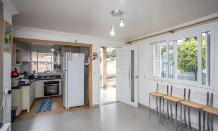 Casa com 3 quartos, sendo 1 suíte, sala de estar, cozinha planejada, banheiro social e pátio com piscina. no nossa  sra. das graças