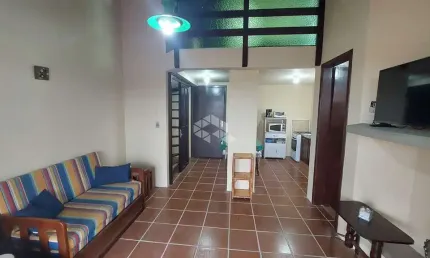 1 dormitório com lareira e churrasqueira privativa em condomínio com piscinas e lazer completo!