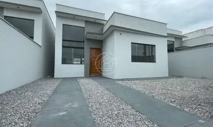 Casa independente  e moderna conta com pé direito alto