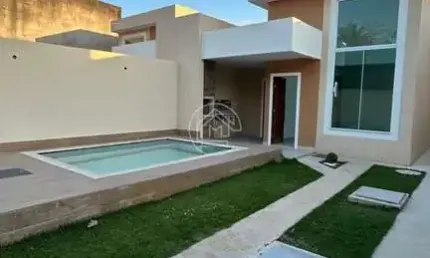 Casa linear com 3 quartos, quintal, área gourmet e piscina, localizada no Villag