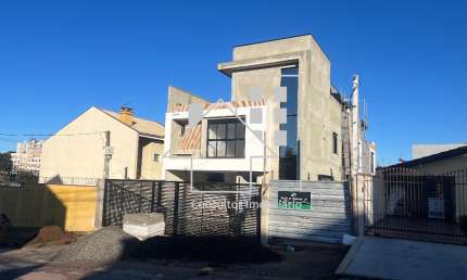 Lindo Sobrado a venda com 3 quartos c/ 3 suítes com 166m² privativos no bairro Novo Mundo Curitiba