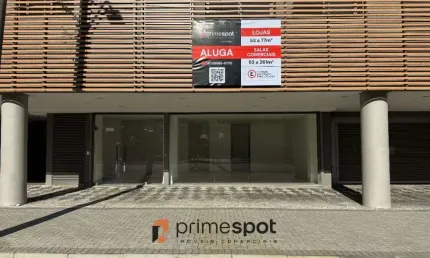 Loja no Cabral com ampla vitrine de 10 metros de testada - 77 m2