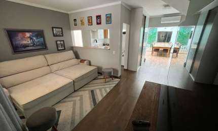 Casa fantástica com 120 m² de a/c dentro de condomínio!