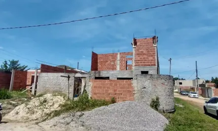 Casa 3 quartos, sendo 1 suíte com varanda, quintal, casa com aproximadamente 160 metros quadrados, fica no condomínio residencial orquídeas 1277 ( Mendanha )