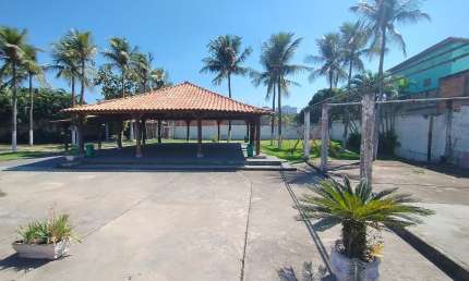 Espaço de eventos em Santa Cruz, junto ao centro, e estação de ônibus, espaço com 900 metros quadrados, piscina, churrasqueira, banheiro, cozinha
