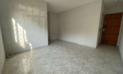 Apartamento térreo, 3 quartos, vaga de garagem, vai andando para o centro de CG