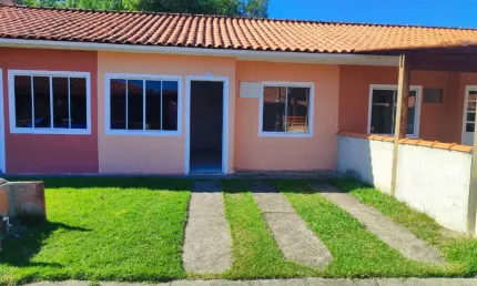Casa em condomínio fechado, 2 quartos, quintal nos fundos, garagem para até uns 2 carros