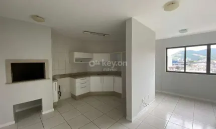 Oportunidade de Apartamento Amplo e Semi Mobiliado!