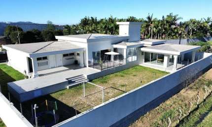 Residência com Acabamento Impecável e Alto Padrão de Conforto!