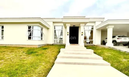 Residência com acabamento impecável e alto padrão de conforto!