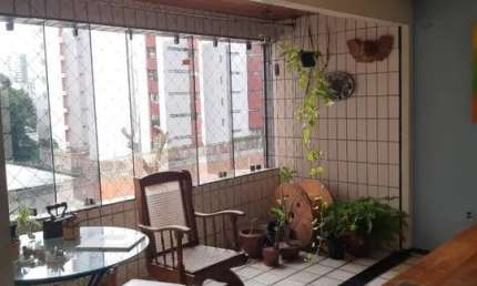 Apartamento com 3 quartos sendo 1 suíte + dependência com 125m², excelente localização nos aflitos.