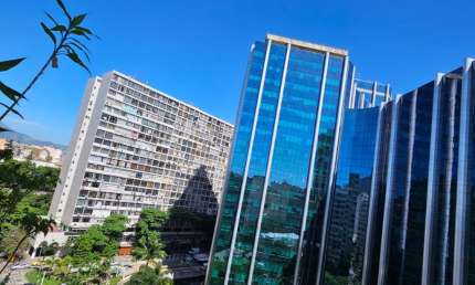 Ótimo Apartamento sala e 2.quartos, dependência completas, frente piso frio Banheiro Social Azulejo teto com box Blindex m, Cozinha Planejada e banheiro de Serviço, melhor localização da Avenida Henri