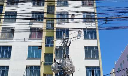 Ótimo sala e 2.quartos Com Dependência Completa piso frio Frente Alto Vistao Livre.
