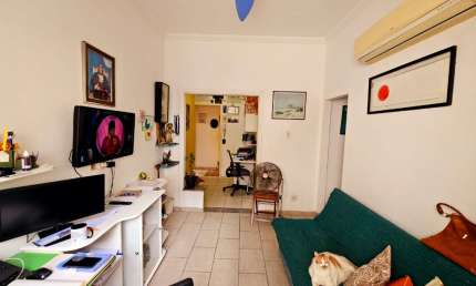 Espetacular Sala e Quarto Separado com 35m2 Fundos ótimo estado de Conservação Avista Santa Teresa,piso Frio Cozinha cabe fogão e Geladeira, Banheiro Social Com Box Blindex Azulejo Teto
