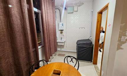 Excepcional sala e quarto separado frente piso frio sala dois Ambientes, Cozinha planejada, banheiro Social com Box Blindex tudo estado de primeira locação Entrar e maror nada fazer.