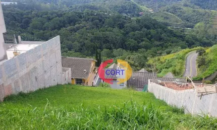Lote com leve declive à venda no condomínio arujá hill's iii!!!