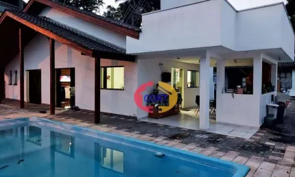 Casa com pomar e ampla área externa no condomínio Arujazinho IV!!!