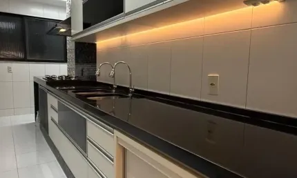 Apartamento reformado com 3 suítes, 2 vagas, nascente