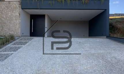 Sobrado à Venda Condomínio Vale das Águas, 3 suítes sendo uma delas master, área gourmet integrada a piscina, 4 carros sendo 2 vagas cobertas, Bragança Paulista.