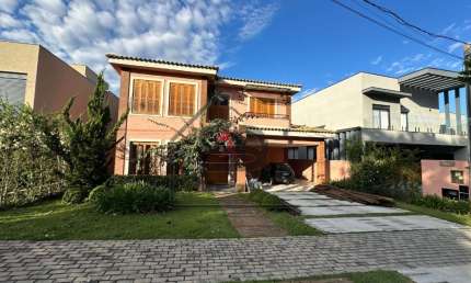 Casa para Locação Condomínio Portal de Bragança, 340m² de área construída e possui 4 suítes mais 1 suíte de hospede, espaço gourmet com ilha, um deck com hidromassagem  e 4 vagas de garagem, Bragança 