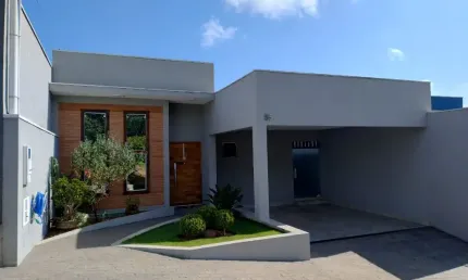 Casa térrea à venda e para permuta no Condomínio Portal da Serra, 3 dormitórios sendo 1 suíte master com banheiro e closet, espaço gourmet espaçoso, quintal, 2 vagas de garagem coberta, Bragança Pauli