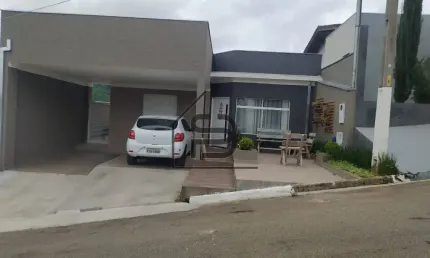 Casa térrea à venda Condomínio Portal da Serra, 3 dormitórios, sendo 2 suítes, closet, sala de 3 ambientes, área gourmet, lavabo, lavanderia, quintal com piscina e garagem para 2 carros, Bragança Paul