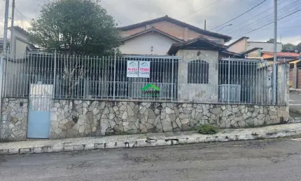 Casa com 4 quartos à venda na Vila Maquiné, Mariana  por R$ 900.000