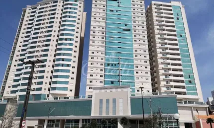 Apartamento com 3 dormitórios, sendo uma suíte. Medindo 137m2 de área útil.