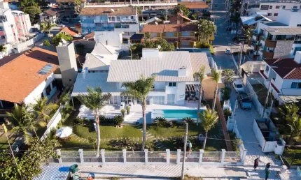 Casa frente mar, piscina, espaÇo gourmet, 4 suÍtes, Centro, Bombinhas - SC
