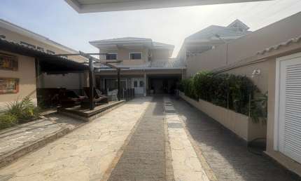 Casa Duplex  com 4 quartos ( sendo 3 suítes )no Condomínio Vivendas do Sol