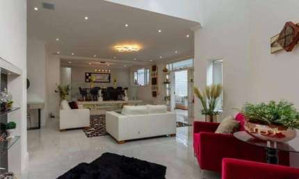 Casa Reformada em Alphaville - Estuda Permuta - Preço de Oportunidade!
