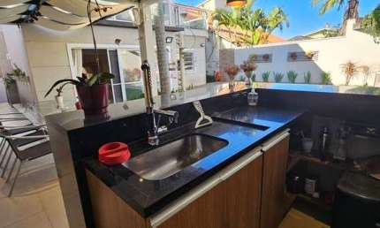 Casa Alphaville  4 - Destaque para Área Gourmet - Estuda Permuta!
